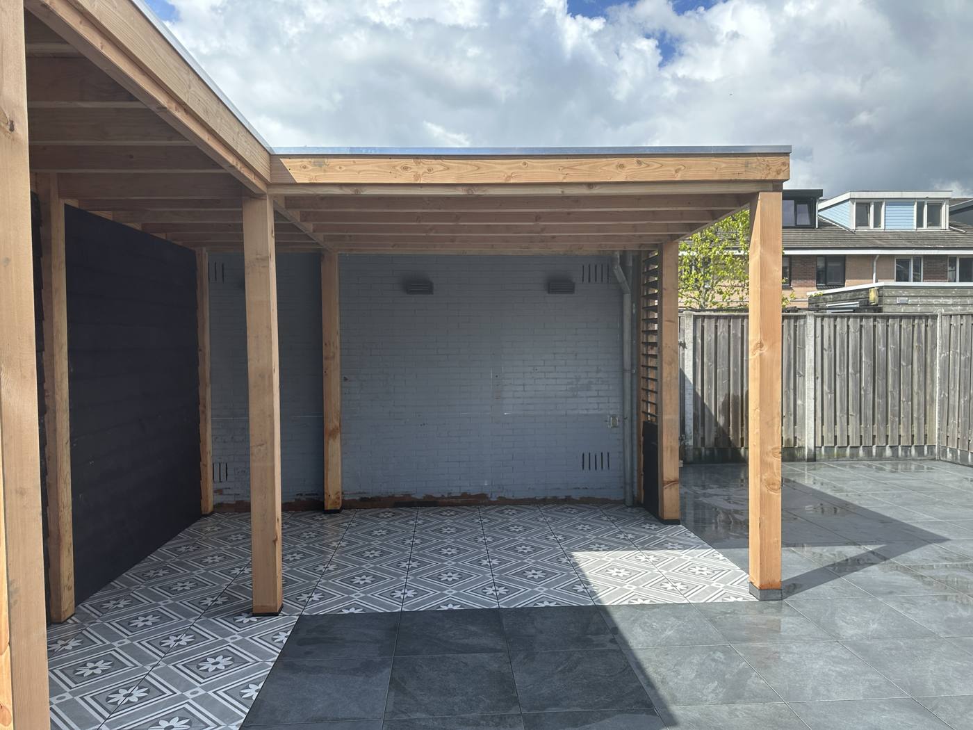 Overdekte veranda met bestrating, tuinaanleg Bergschenhoek