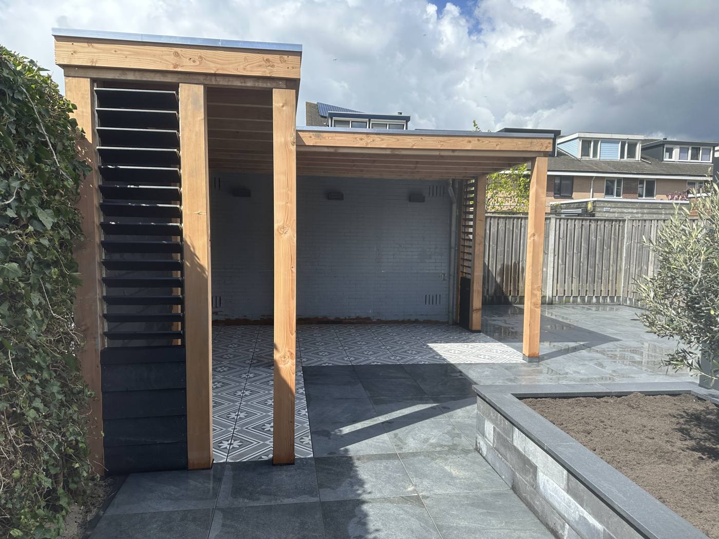 Aluminium pergola met terras in de tuin in Bergschenhoek