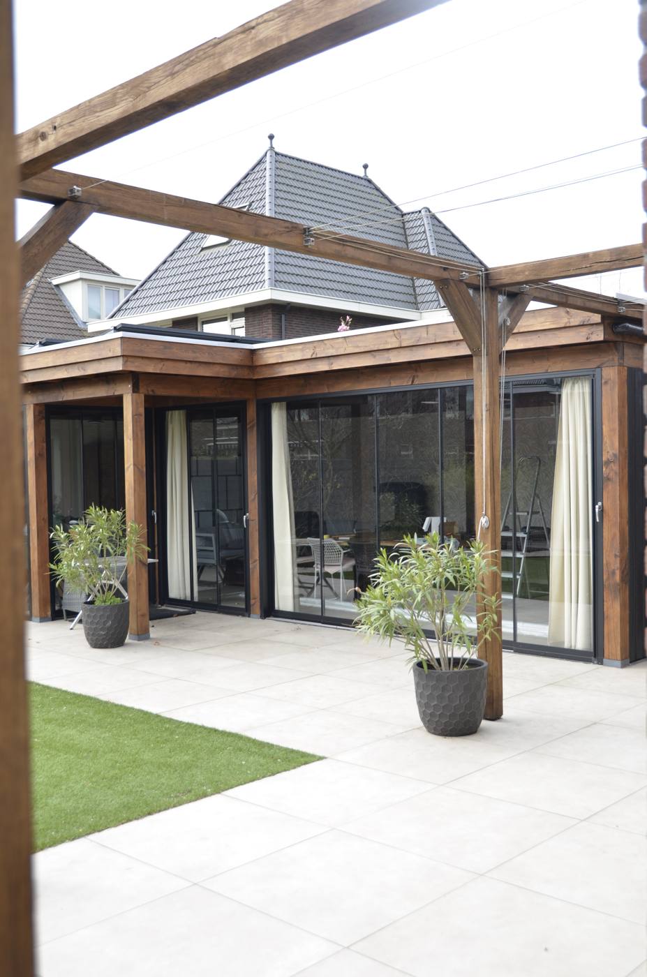 Overdekte veranda met terras bij de woning