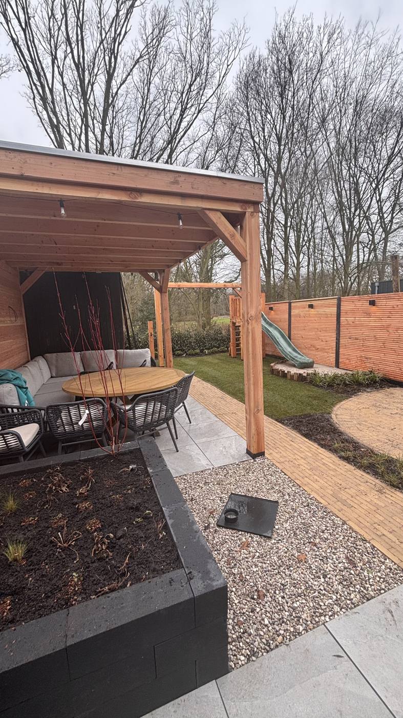 Houten overkapping met lounge- en eethoek, tuinaanleg Rijswijk