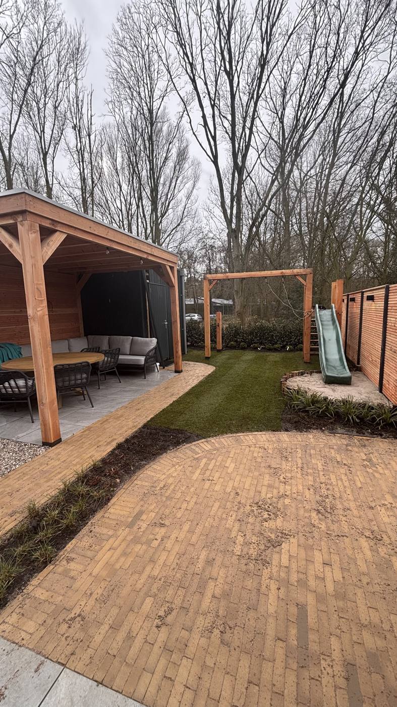 Overkapping met loungeset en vlonder in de tuin in Rijswijk