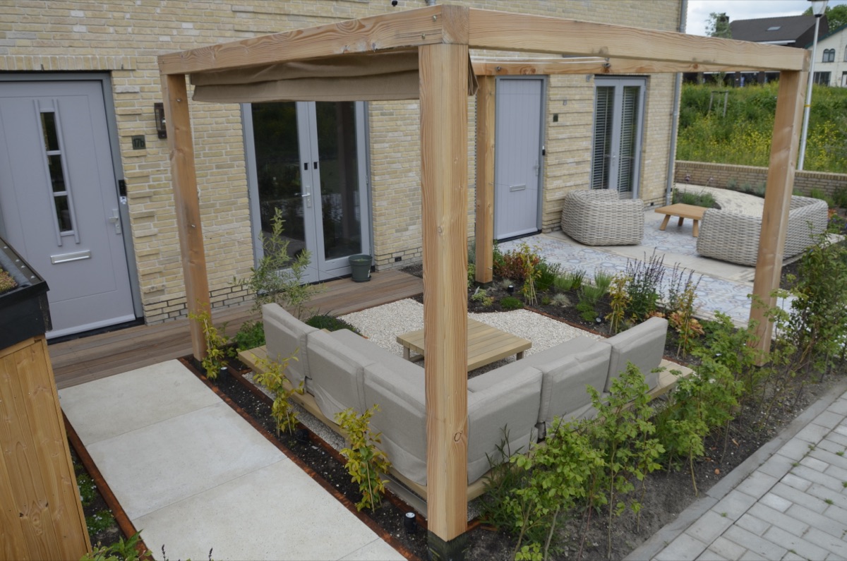 Tuinaanleg Berkel en Rodenrijs, complete tuin met houten pergola, loungeset en terras